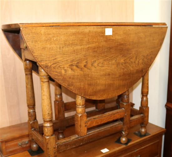 An oak gateleg table, W.93cm